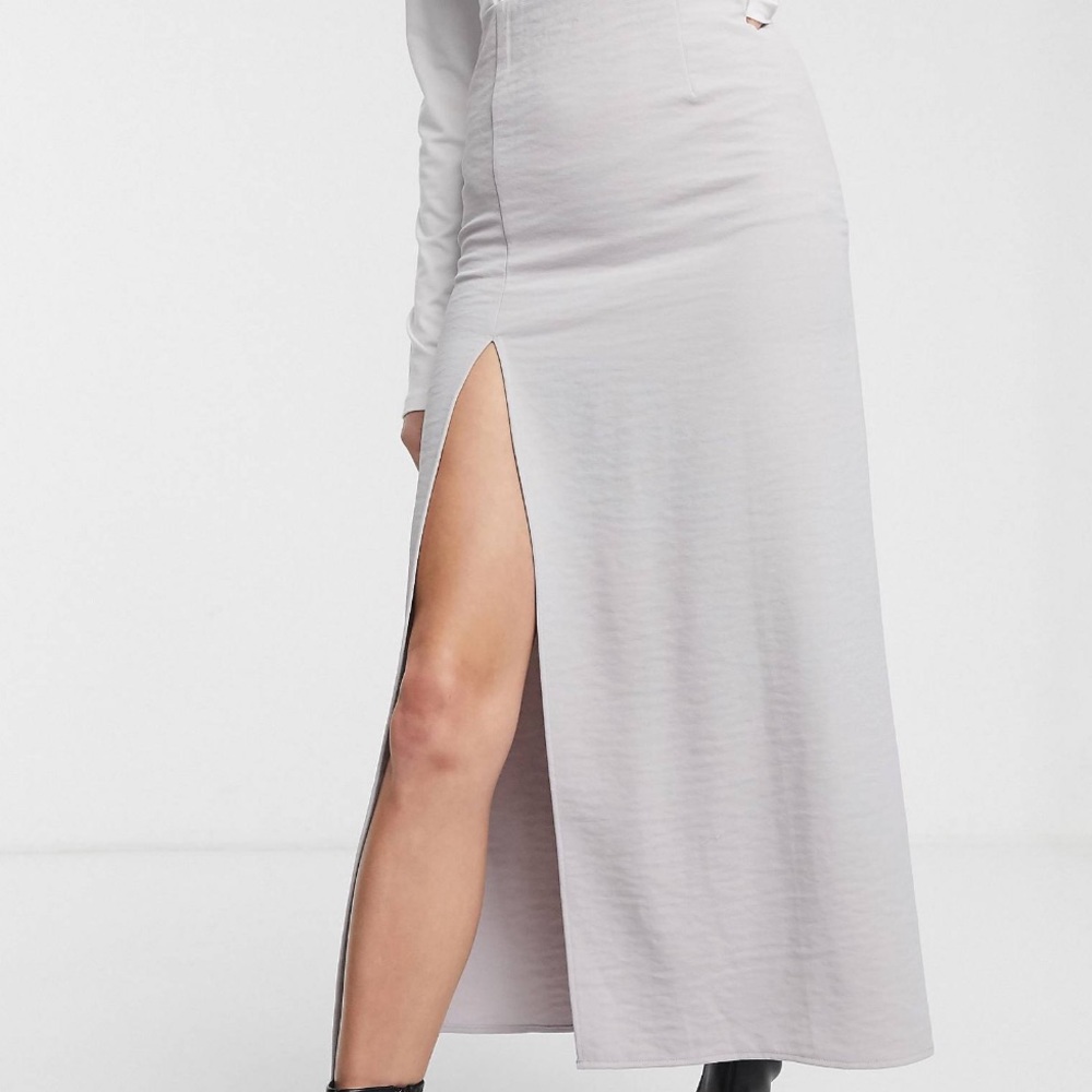 High-waisted light gray midi skirt with side slit